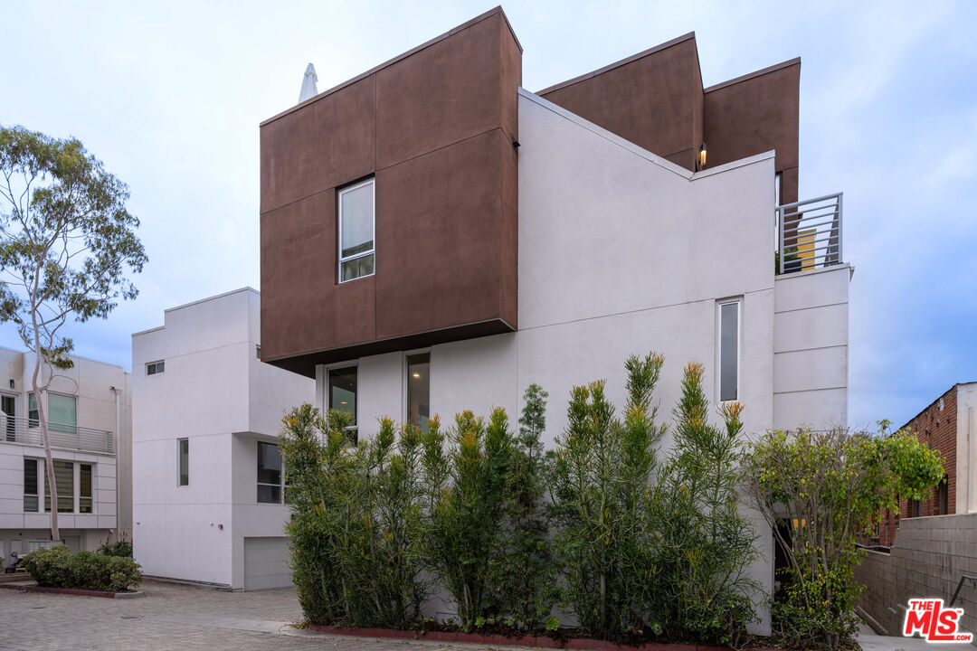2210 Tom Mix Road Los Angeles, CA 90026 - Photo 39 of 45 a front view of a house with garden