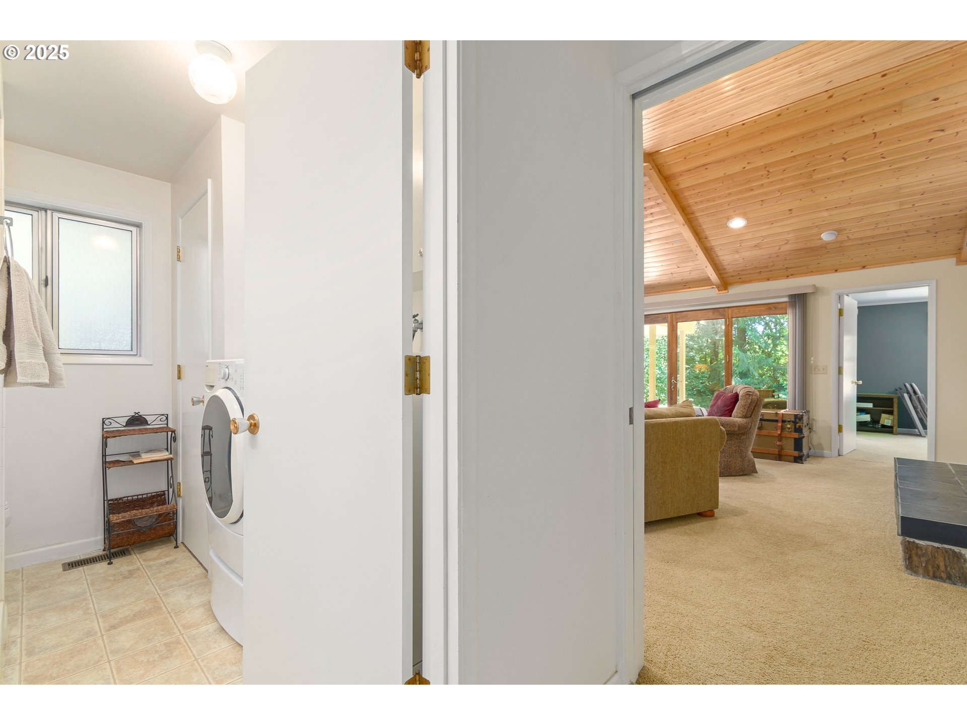 41886 Deerhorn Road Springfield, OR 97478 - Photo 14 of 48 a very nice looking room with a large window