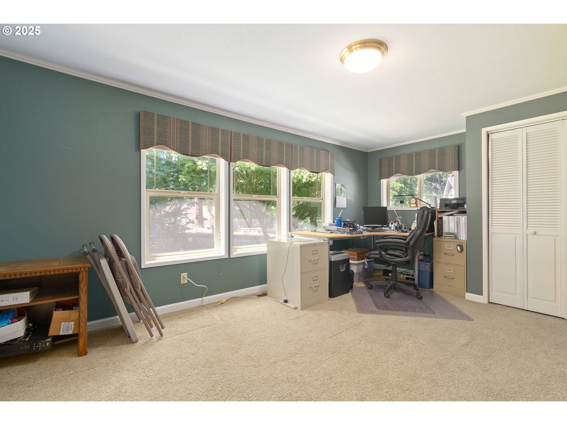 41886 Deerhorn Road Springfield, OR 97478 - Photo 22 of 48 a workspace with furniture and a window