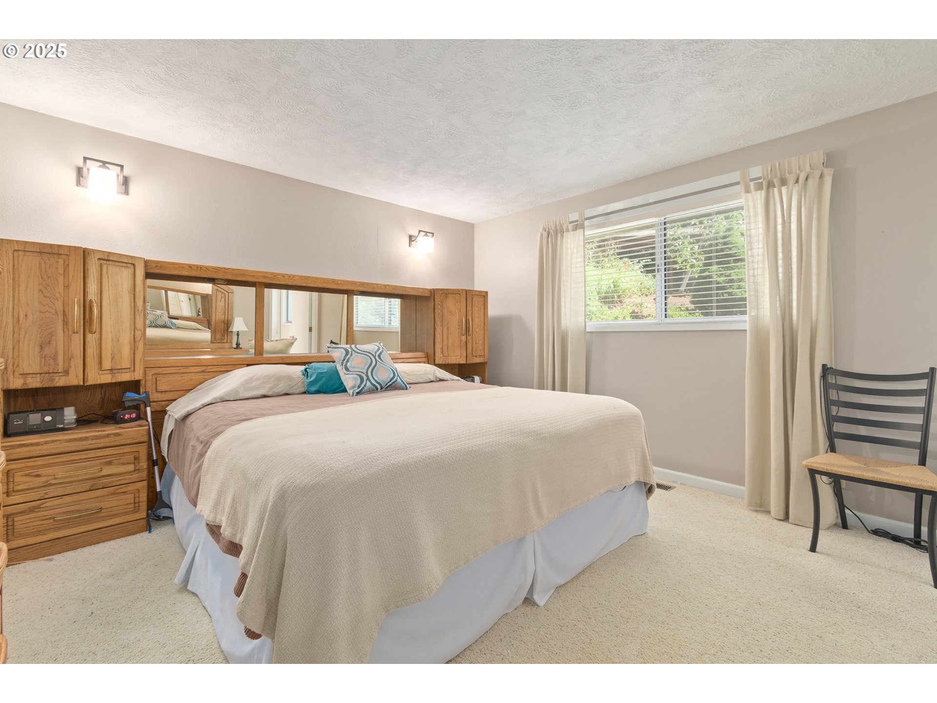 41886 Deerhorn Road Springfield, OR 97478 - Photo 26 of 48 a spacious bedroom with a bed and a window