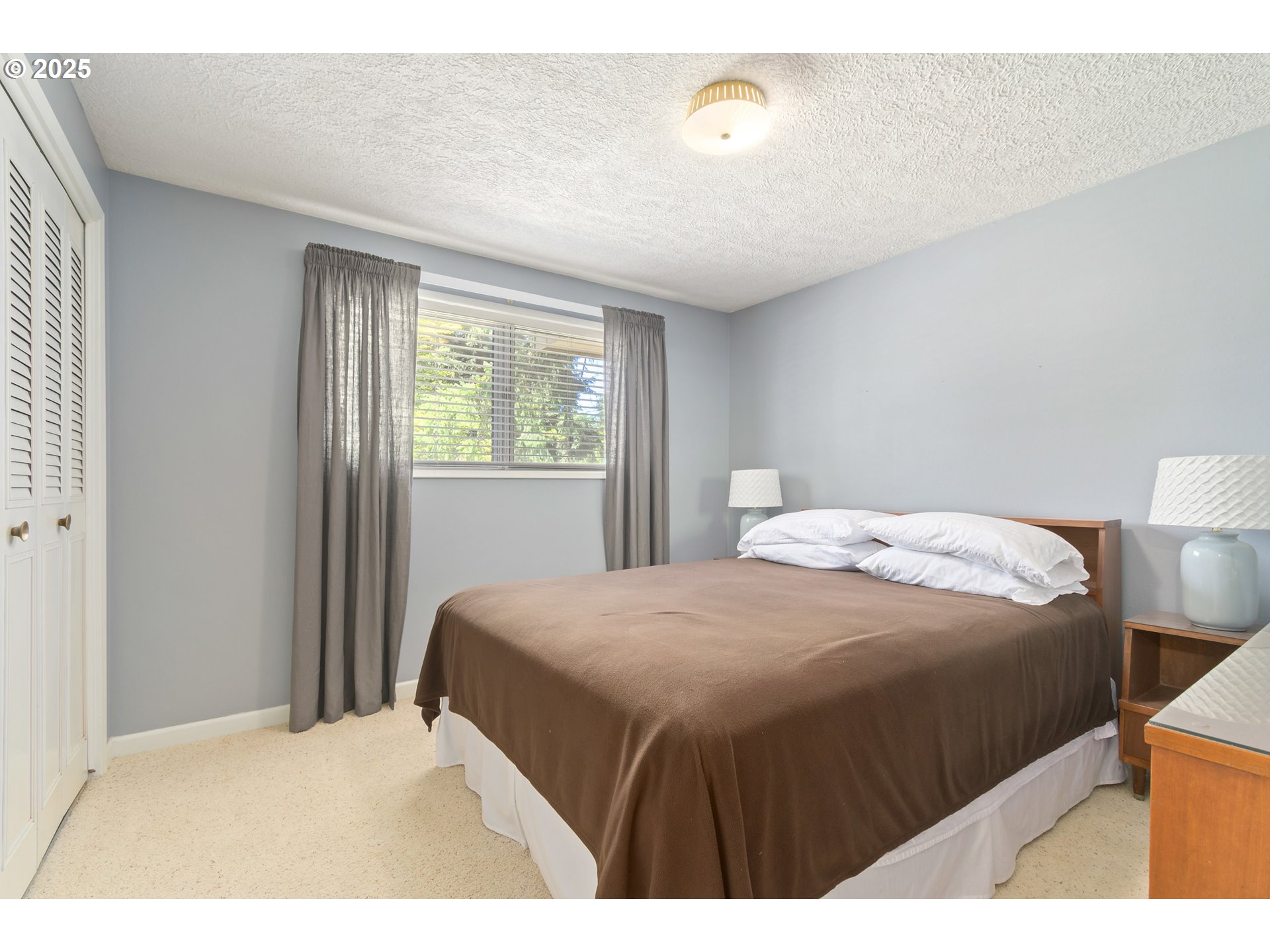 41886 Deerhorn Road Springfield, OR 97478 - Photo 30 of 48 a bedroom with a bed and a night stand