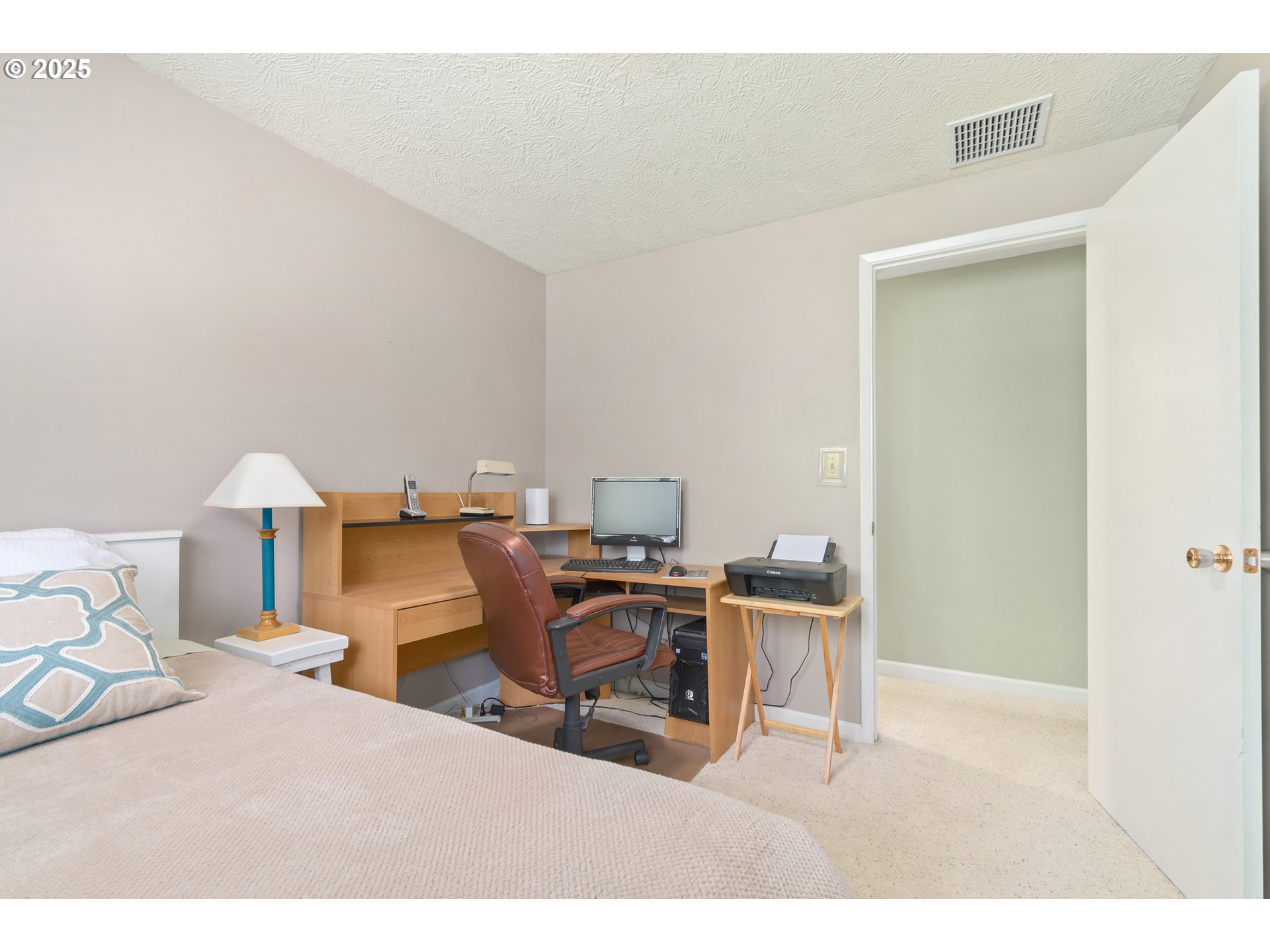 41886 Deerhorn Road Springfield, OR 97478 - Photo 33 of 48 a workspace with furniture and window