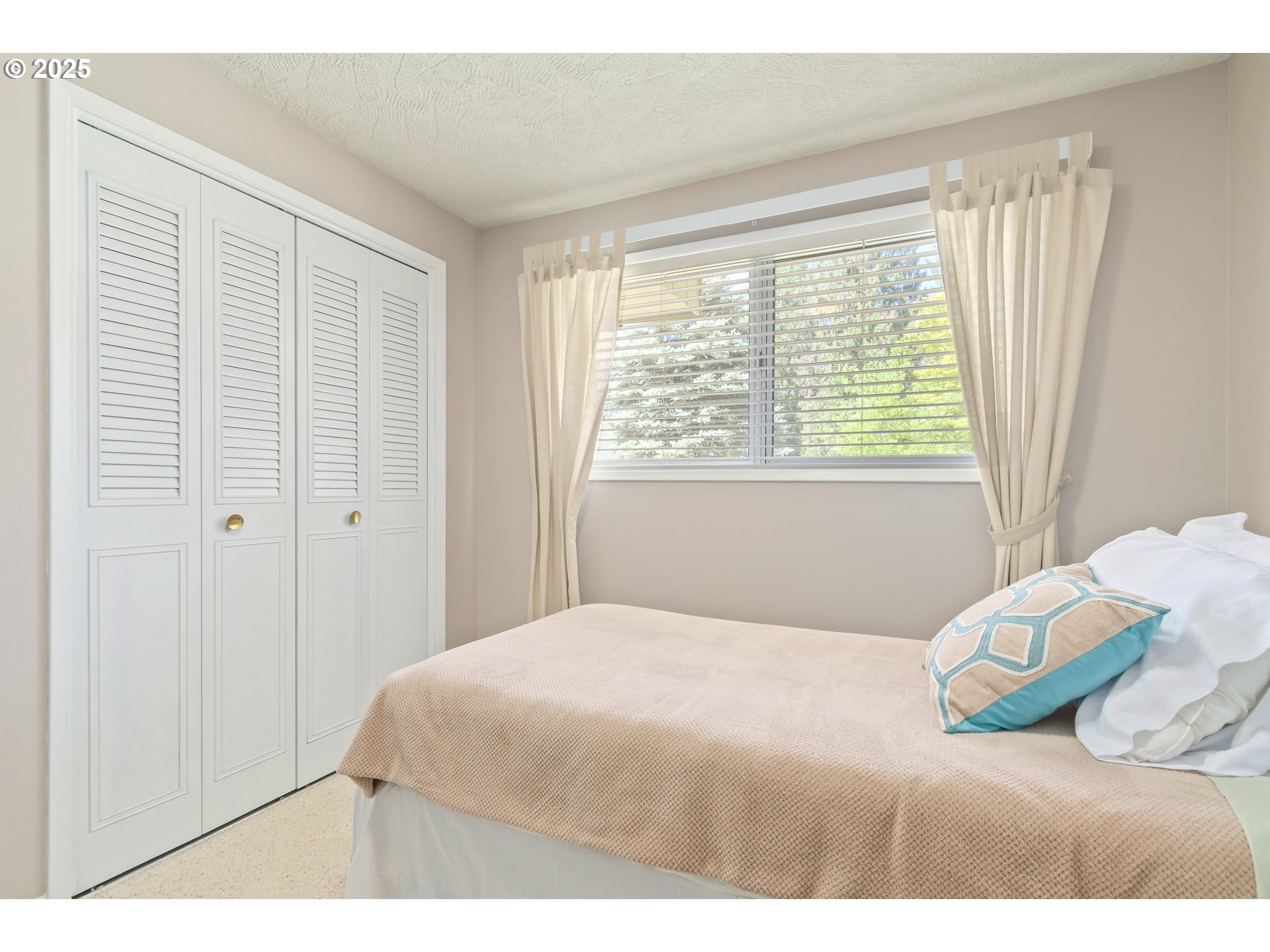 41886 Deerhorn Road Springfield, OR 97478 - Photo 34 of 48 a bedroom with a bed and a window