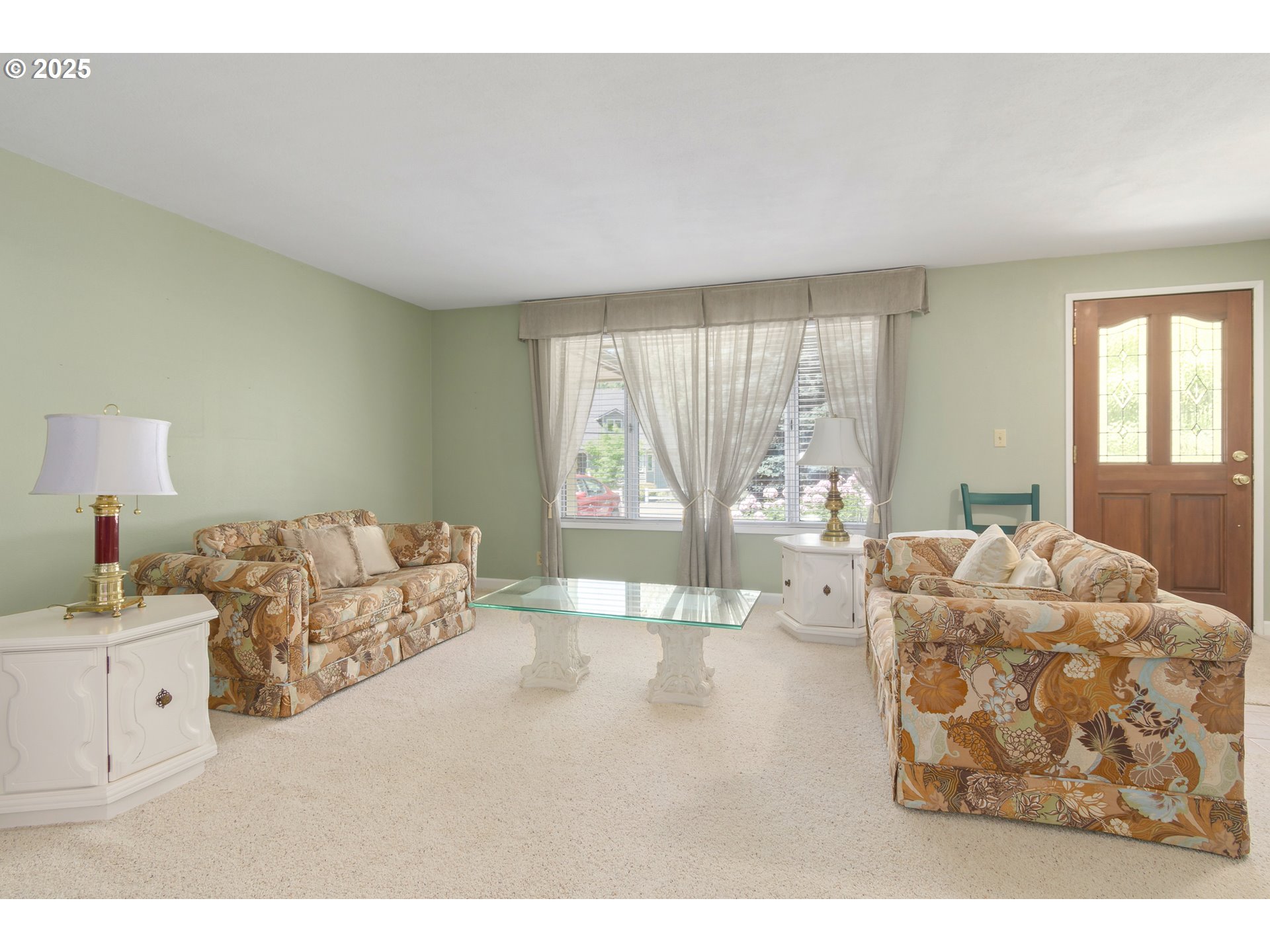 41886 Deerhorn Road Springfield, OR 97478 - Photo 5 of 48 a living room with furniture and a large window