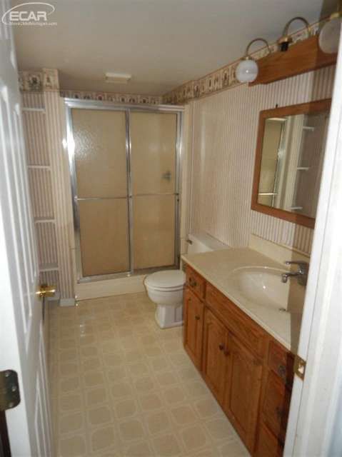 5432 Calkins Road Flint, MI 48532 - Photo 18 of 25 20429595-17.JPG