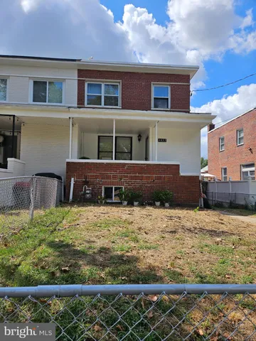 a view of entryway with outdoor area