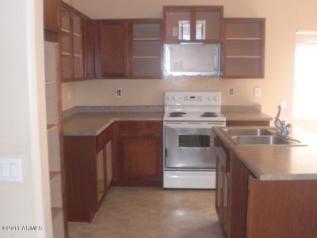 5231 West Maldonado Road Laveen, AZ 85339 - Photo 4 of 12 KITCHEN