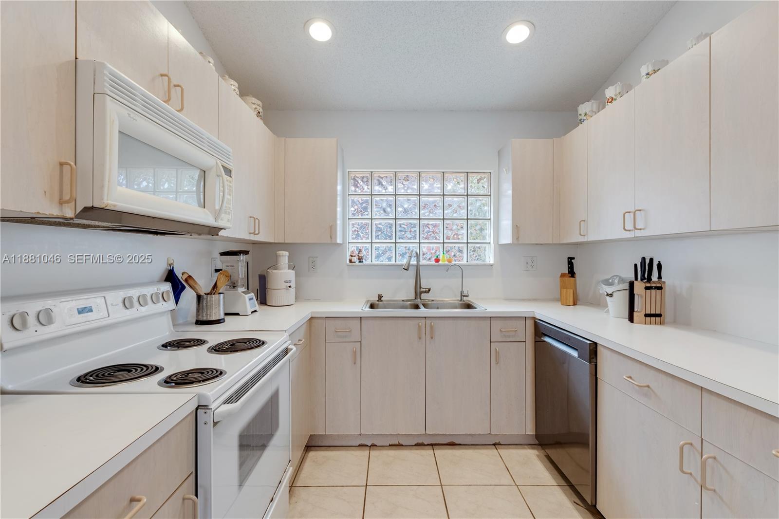 15351 Southwest 36th Street Miami, FL 33185 - Photo 13 of 26