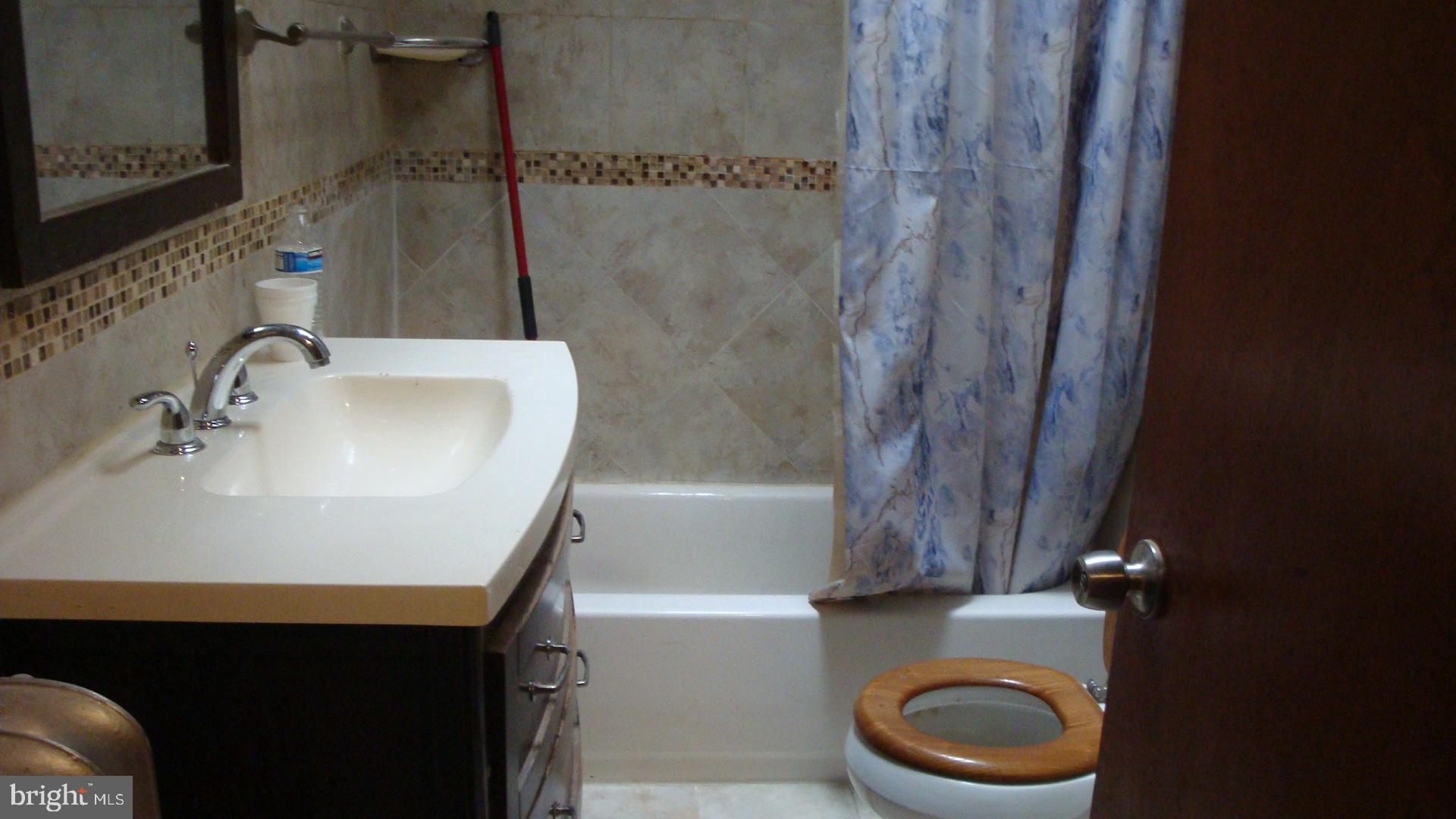 517 Hampden Road Upper Darby, PA 19082 - Photo 7 of 24