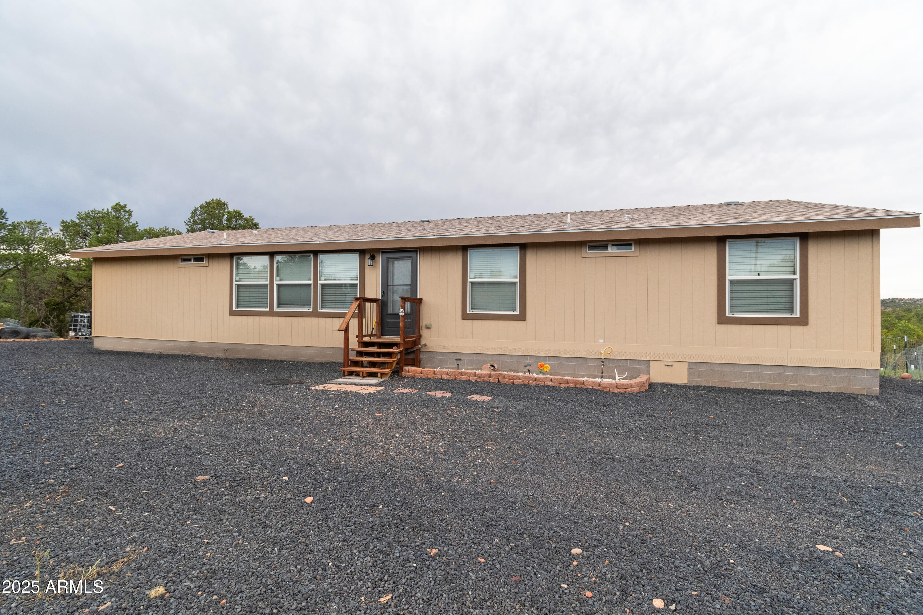 65 Co Road Show Low, AZ 85901 - Photo 26 of 38 a view of a house with backyard and a tree