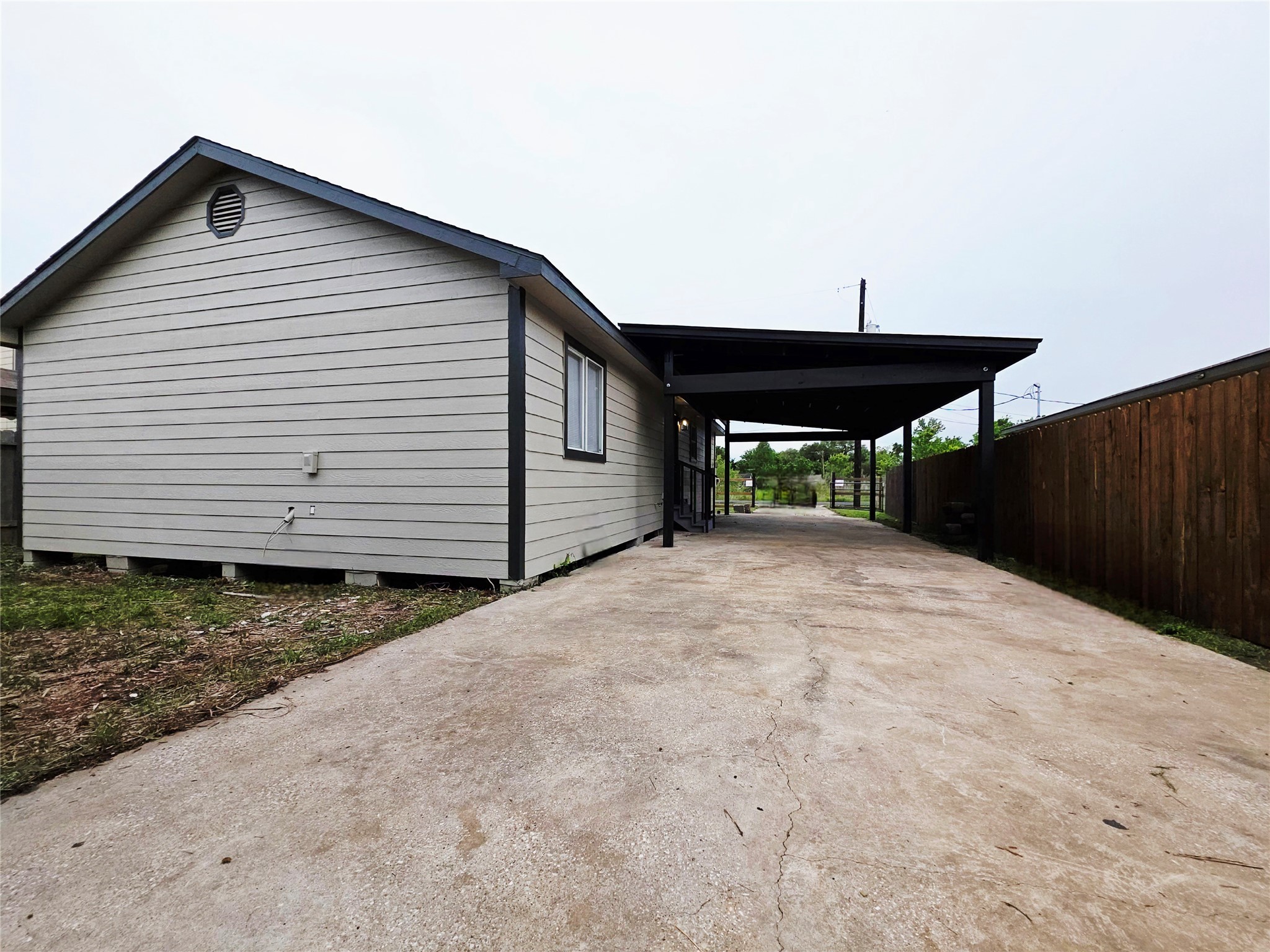 9713 Yuma Street Houston, TX 77029 - Photo 17 of 18 Long Driveway