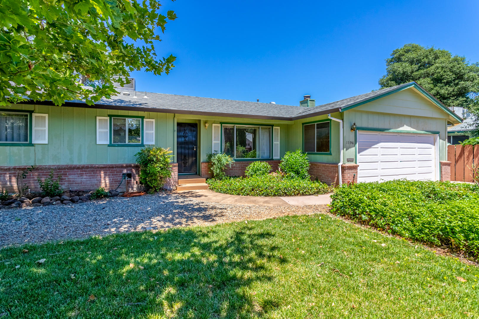 1196 Ruthie Lane Redding, CA 96002 - Photo 1 of 21 6 front