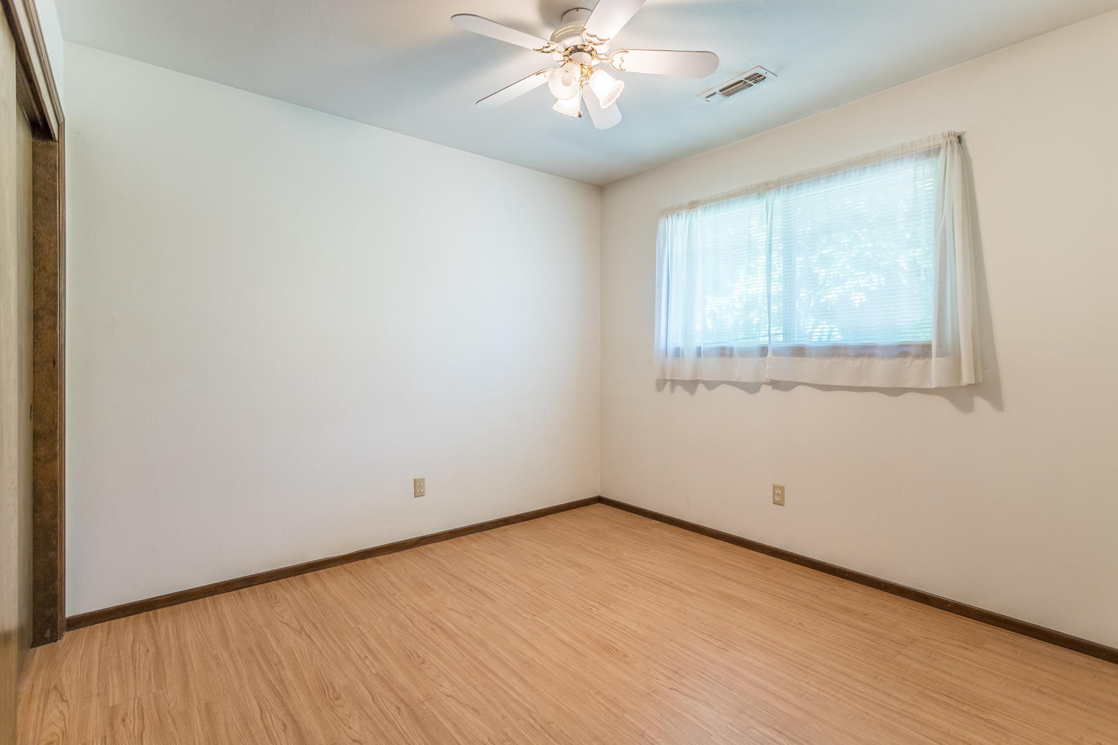 1196 Ruthie Lane Redding, CA 96002 - Photo 11 of 21 47 bedroom