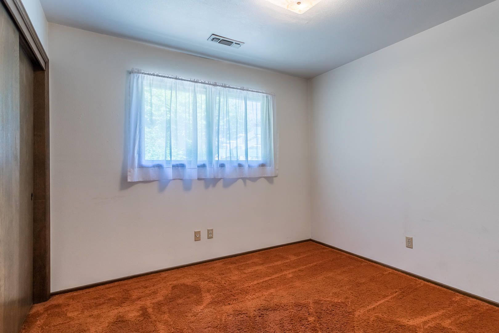 1196 Ruthie Lane Redding, CA 96002 - Photo 12 of 21 48 bedroom