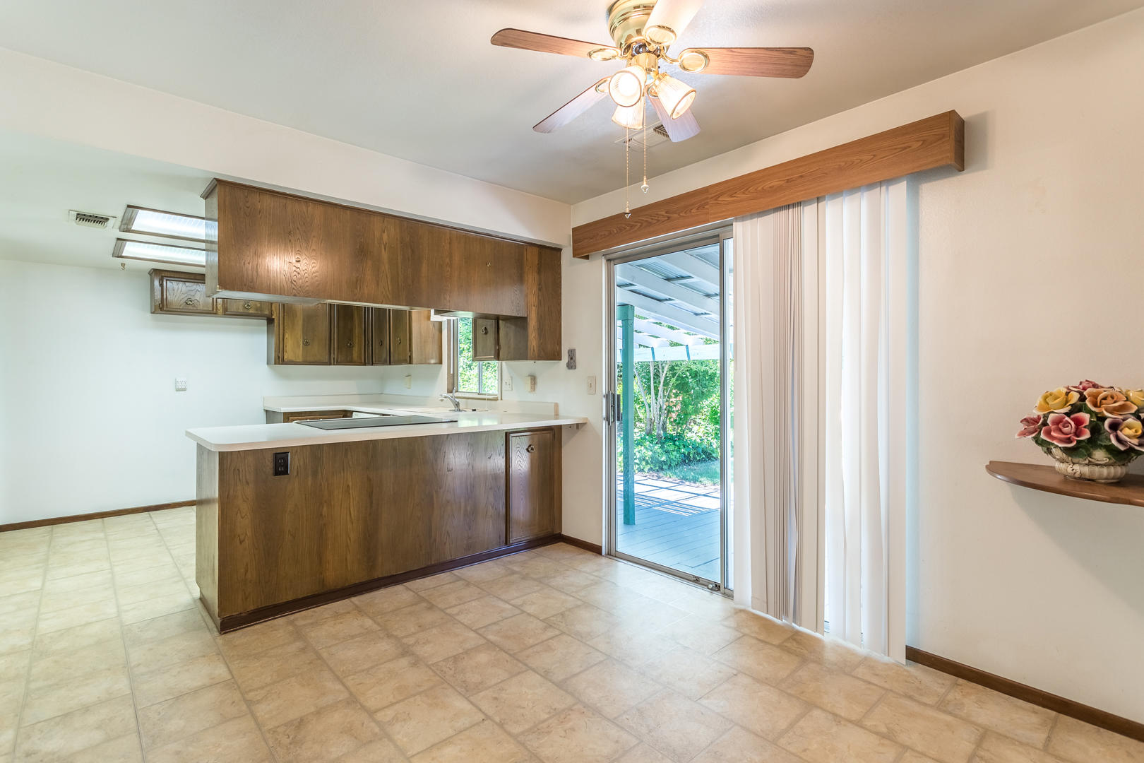 1196 Ruthie Lane Redding, CA 96002 - Photo 6 of 21 25 dining kitchen