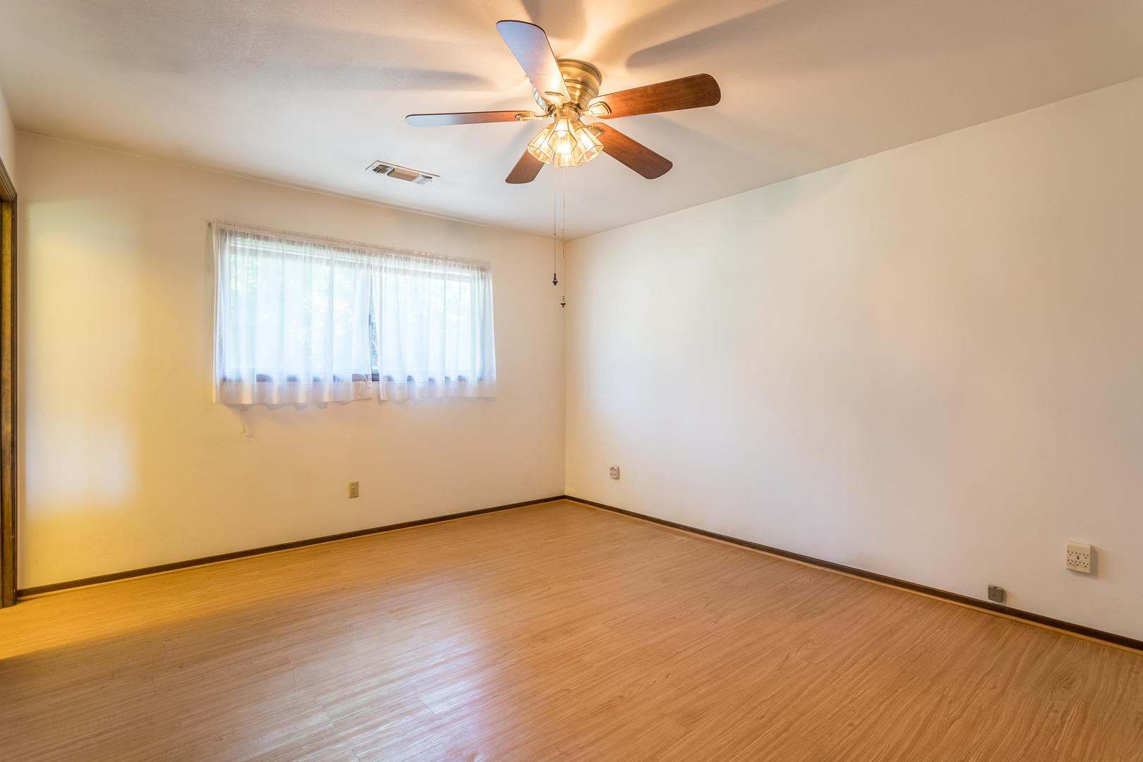 1196 Ruthie Lane Redding, CA 96002 - Photo 8 of 21 34 master