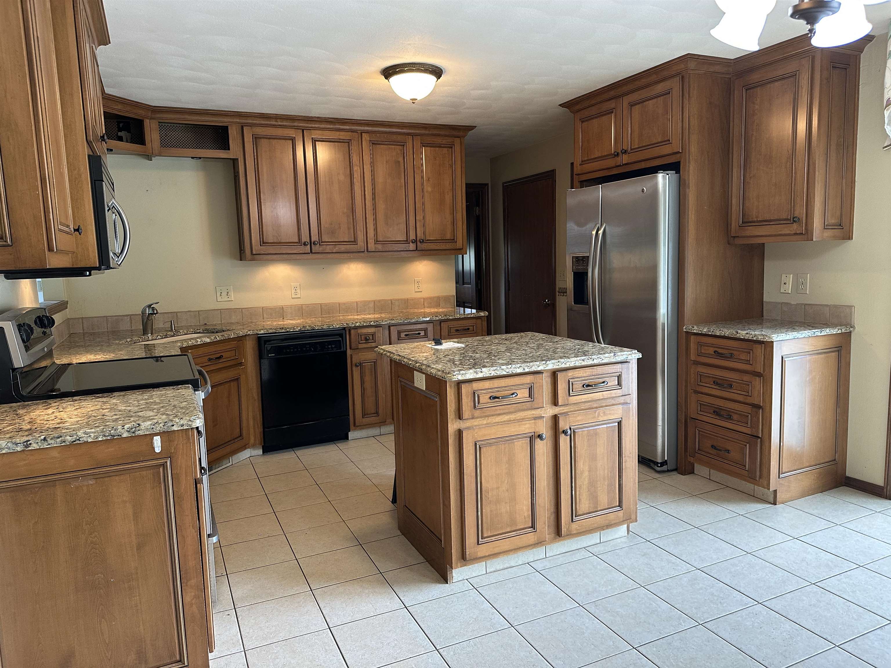 1429 Ridgeway Drive Neenah, WI 54956 - Photo 2 of 25