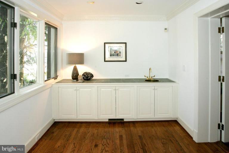 3106 Chain Bridge Road Northwest Washington, DC 20016 - Photo 5 of 19 Wet Bar