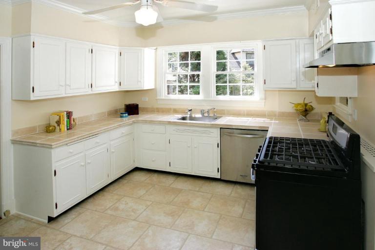 3106 Chain Bridge Road Northwest Washington, DC 20016 - Photo 6 of 19 Kitchen