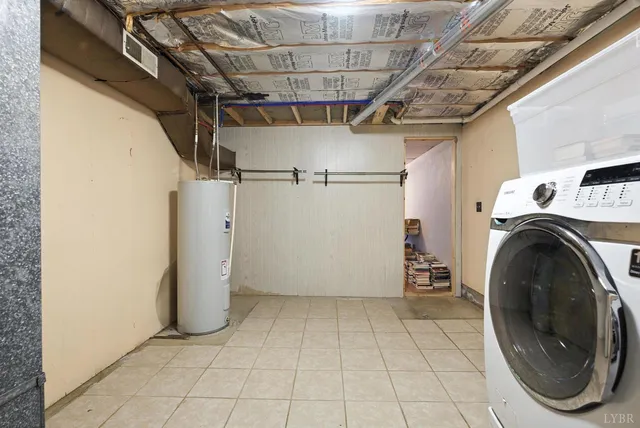 a view of a house with backyard