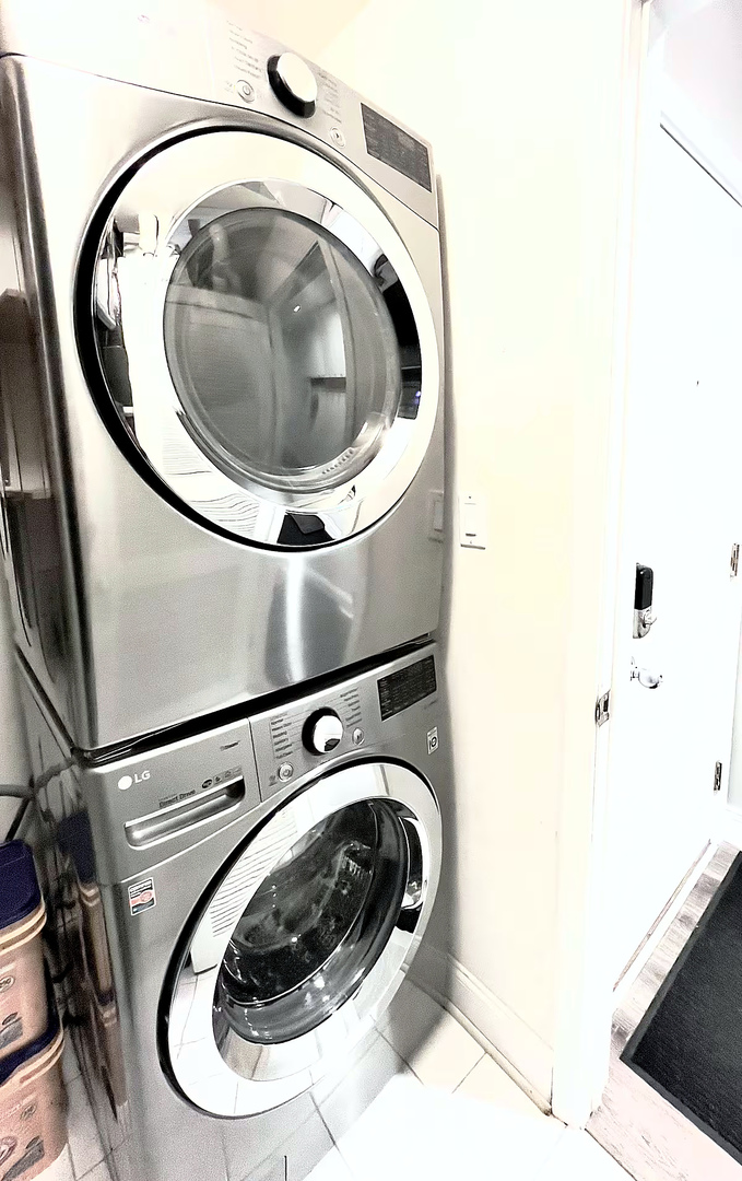 1427 North Mohawk Street Chicago, IL 60610 - Photo 20 of 54 a utility room with dryer and washer