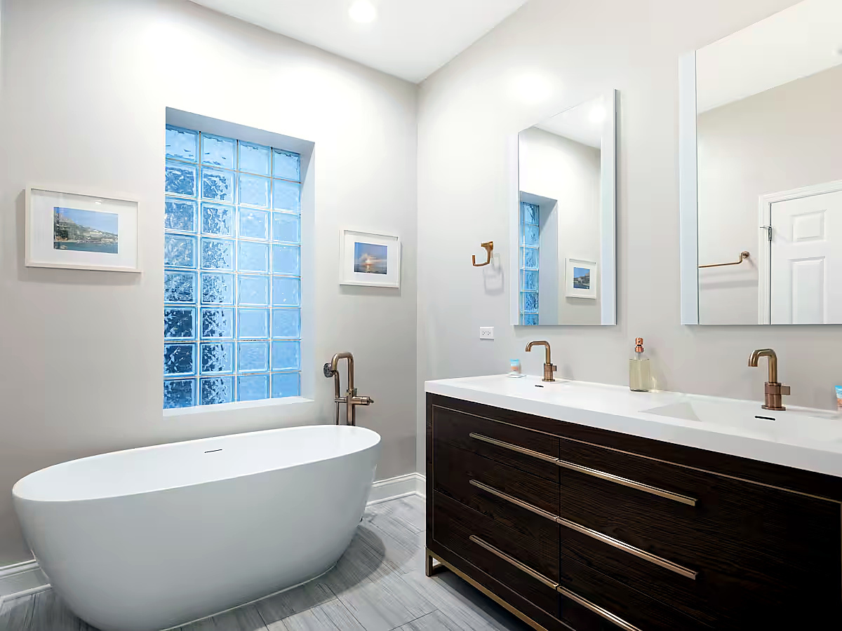 1427 North Mohawk Street Chicago, IL 60610 - Photo 10 of 54 a bathroom with a bathtub and a sink