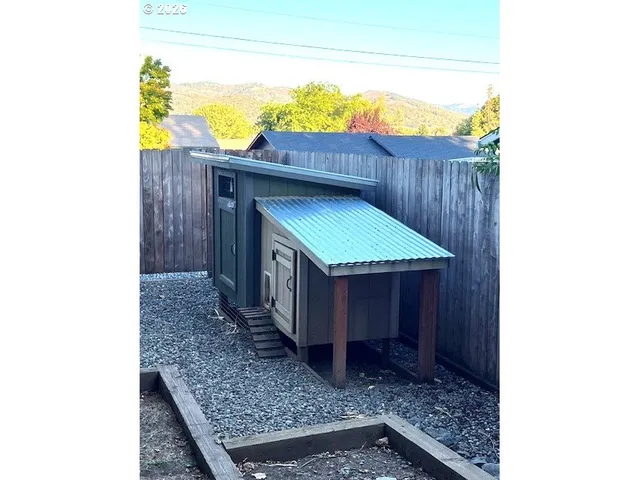 $355,000 | 234 Little Valley Road, Roseburg, OR 97471