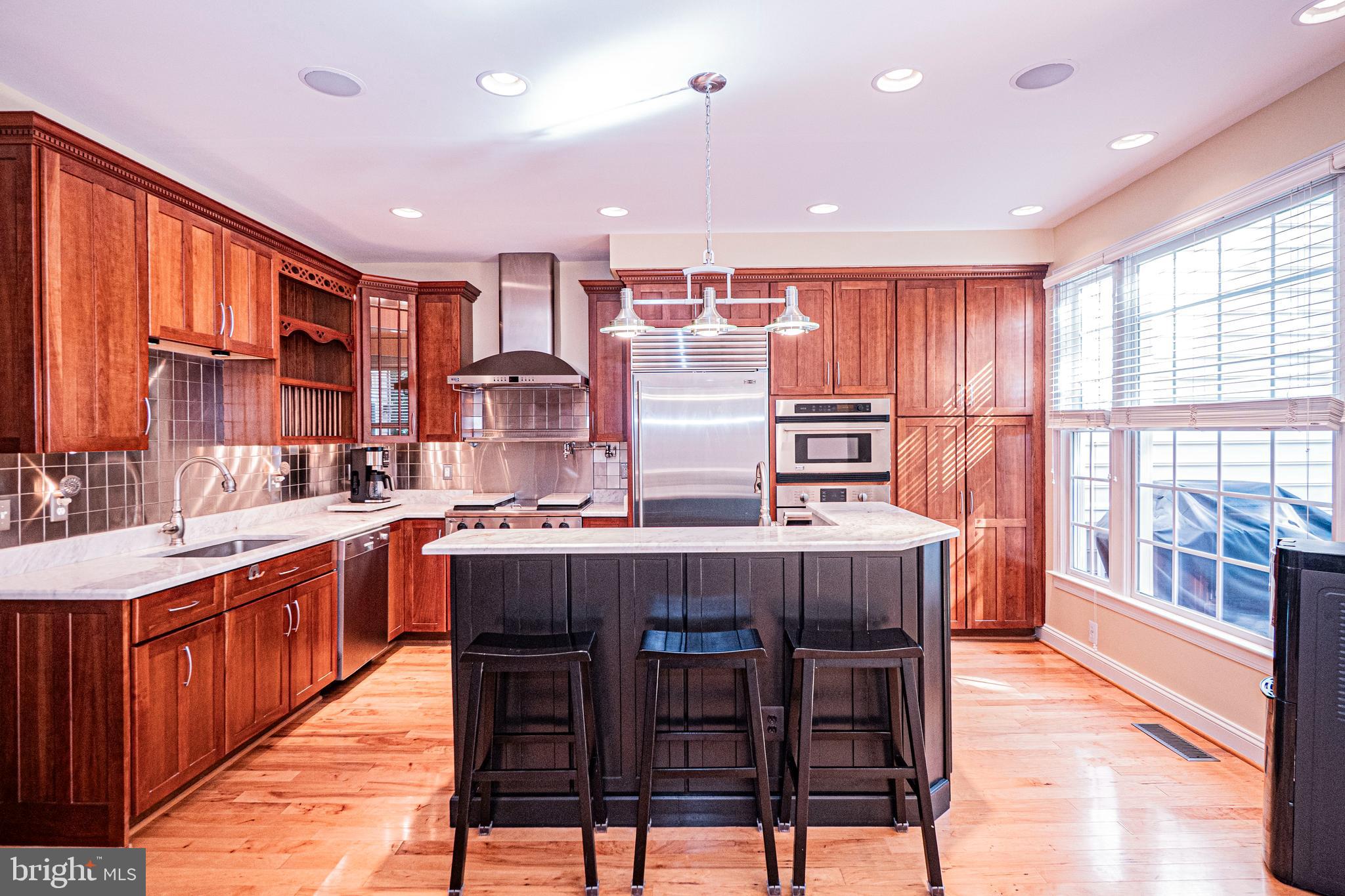5448 Edsall Ridge Place Alexandria, VA 22312 - Photo 8 of 52 a large kitchen with a table and chairs in it