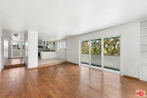 $1,070,000 | 1127 10th Street, Unit 201, Santa Monica, CA 90403
