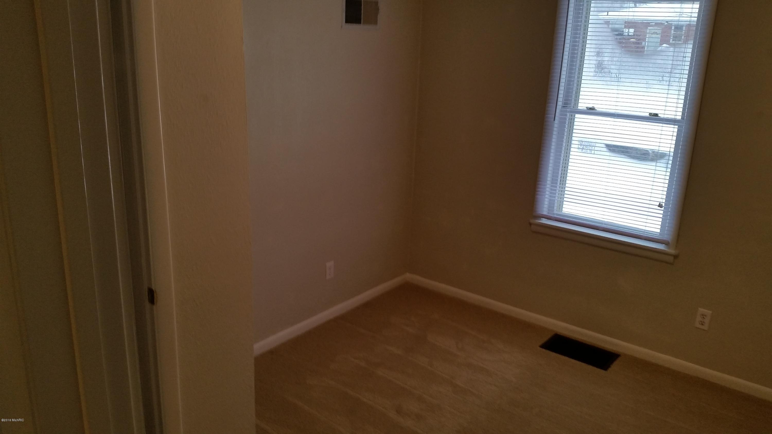 444 Roland Avenue Benton Harbor, MI 49022 - Photo 7 of 14 20160301_152525