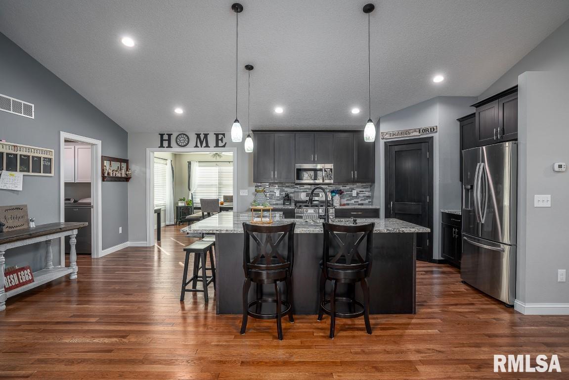 1782 7 Springs Road Muscatine, IA 52761 - Photo 6 of 43 Gallery Image 6