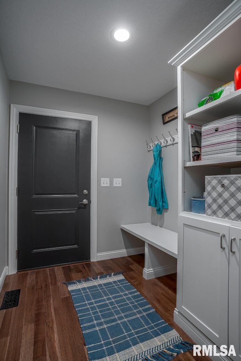 1782 7 Springs Road Muscatine, IA 52761 - Photo 9 of 43 Gallery Image 9