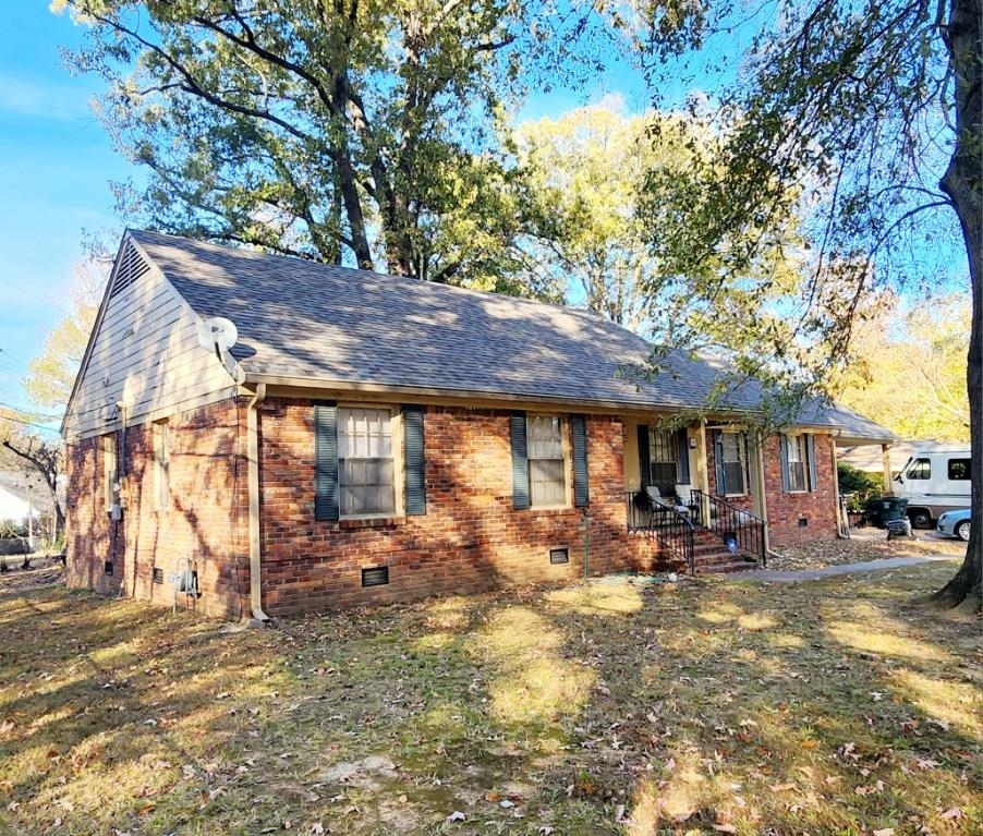 2951 Bannockburn Road Memphis, TN 38128 - Photo 2 of 18 a backyard of a house with table and chairs under an umbrella