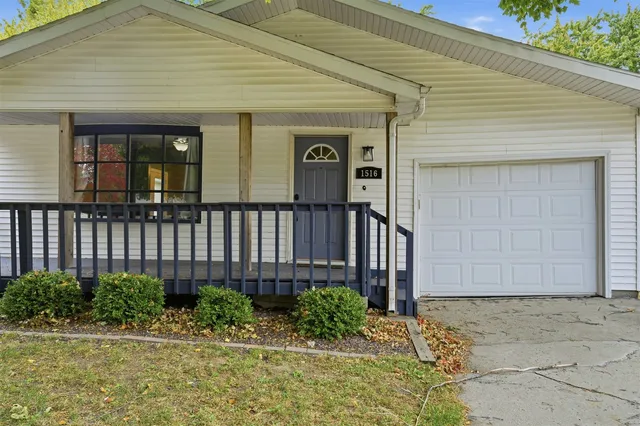 $163,000 | 1516 North Hershey Road, Bloomington, IL 61704