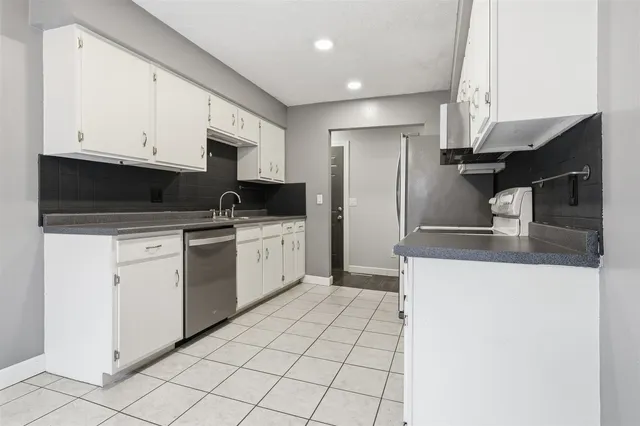 $163,000 | 1516 North Hershey Road, Bloomington, IL 61704