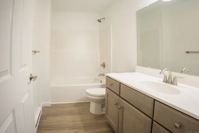 $2,300 | 154 Grove Avenue, Unit B, Groton, CT 06340