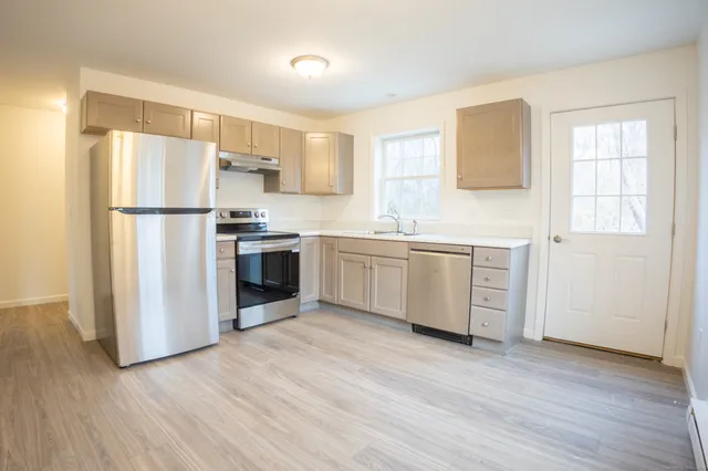 $2,300 | 154 Grove Avenue, Unit B, Groton, CT 06340