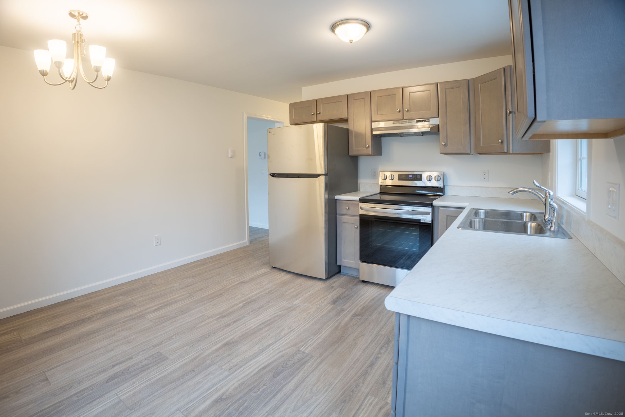 154 Grove Avenue, Unit B Groton, CT 06340 - Photo 5 of 15