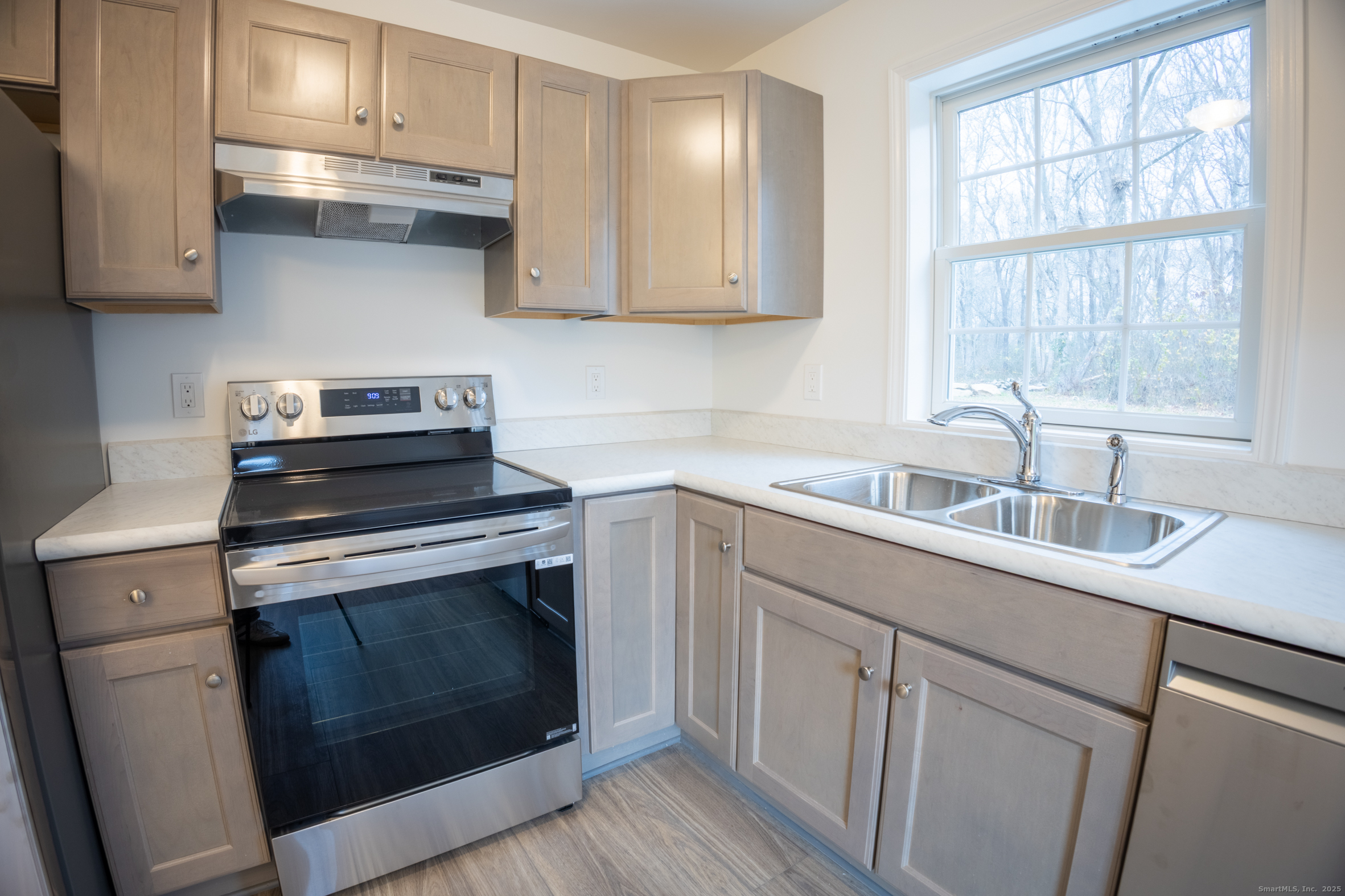 154 Grove Avenue, Unit B Groton, CT 06340 - Photo 6 of 15