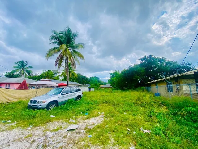 a view of a yard with a fountain