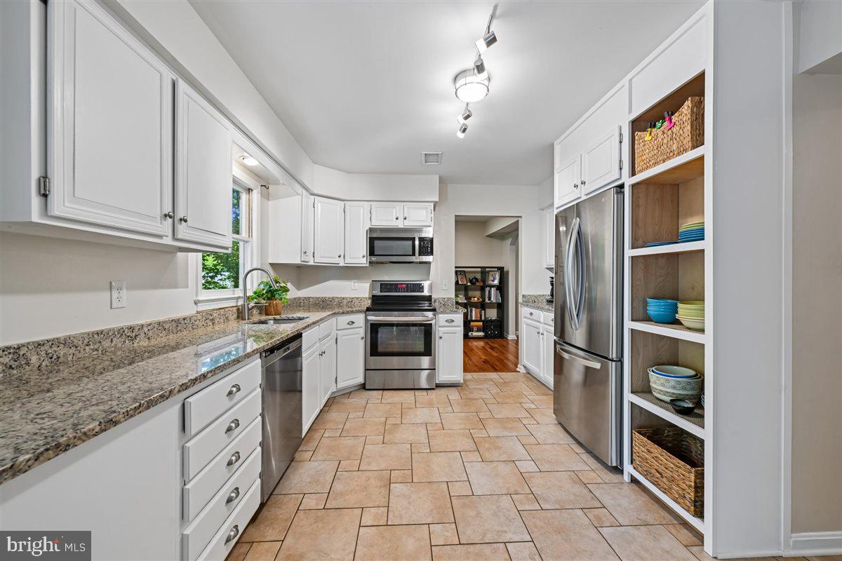 15723 Brandywine Road Dumfries, VA 22025 - Photo 5 of 39 renovated kitchen!