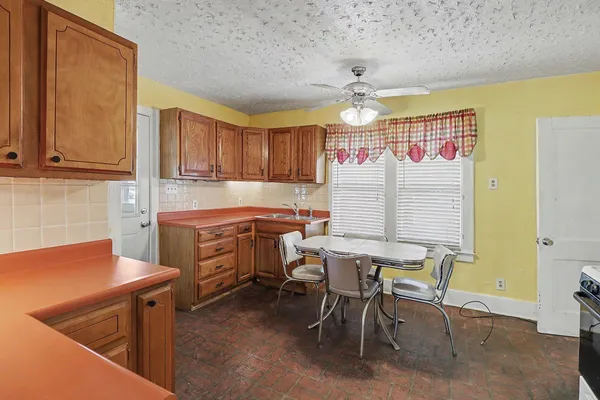 $100,000 | 1562 Lafayette Boulevard, Lincoln Park, MI 48146