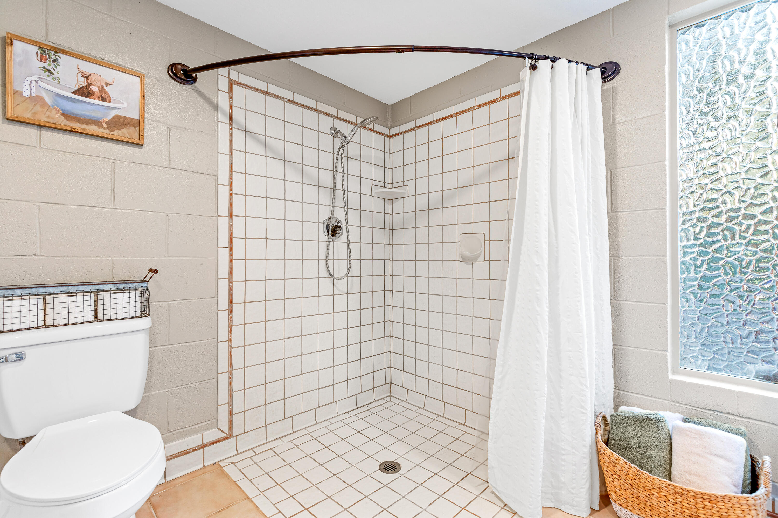 3010 Sylvia Road Central Point, OR 97502 - Photo 36 of 65 a bathroom with a toilet and a shower