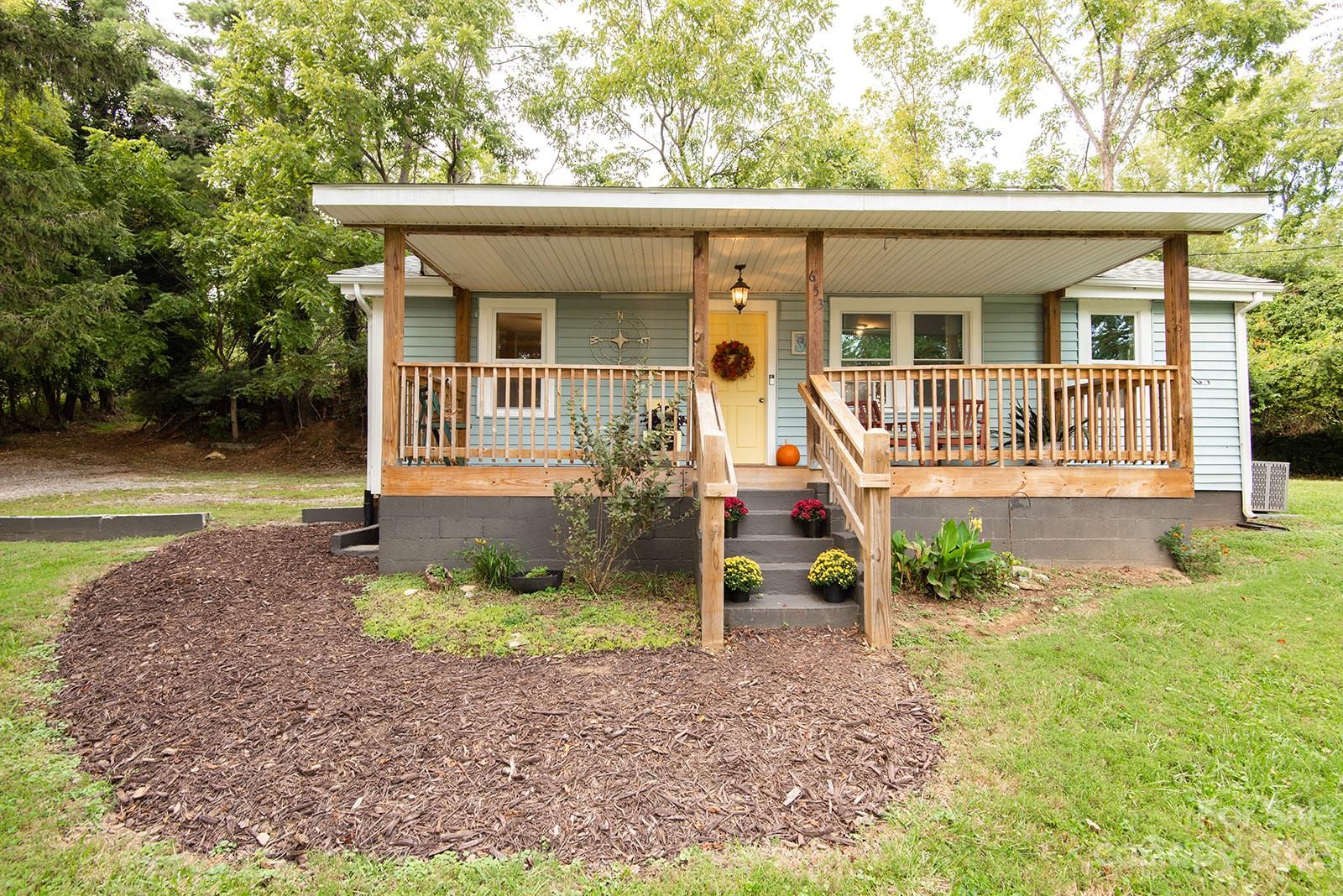 a view of a house with backyard