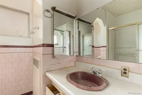 a view of a walk in closet