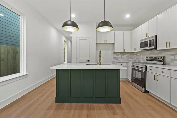 $2,300 | 2521 Bethurum Avenue, Dallas, TX 75215