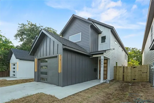 $2,300 | 2521 Bethurum Avenue, Dallas, TX 75215