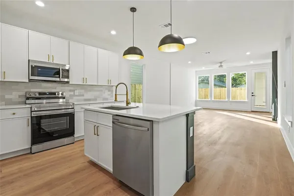 $2,300 | 2521 Bethurum Avenue, Dallas, TX 75215