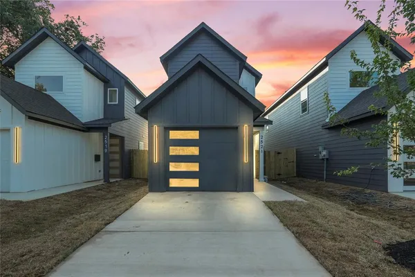 $2,300 | 2521 Bethurum Avenue, Dallas, TX 75215