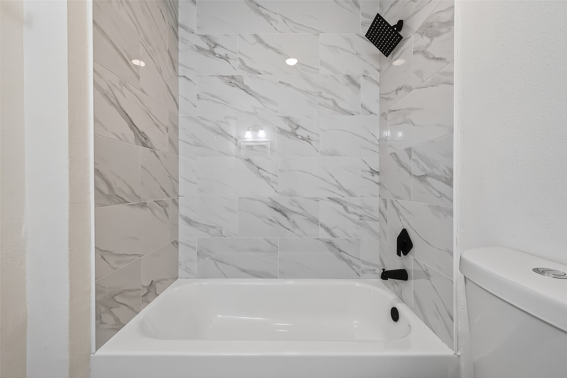 26522 Hillside Drive Spring, TX 77386 - Photo 33 of 45 a bathroom with a bathtub